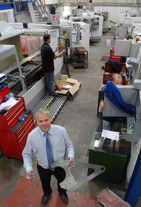 Jerry Elsy, Production Manager di Sewtec, con i componenti prodotti con i centri di lavoro verticali HAAS